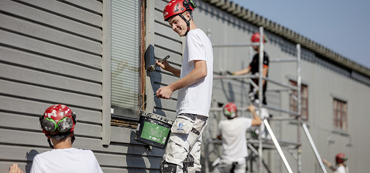 Bild på elever som spacklar.